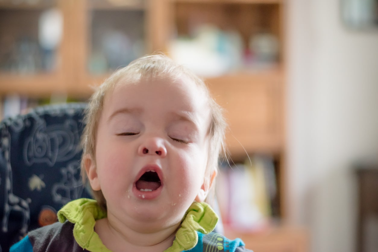 un bebe de 6 mois qui tousse